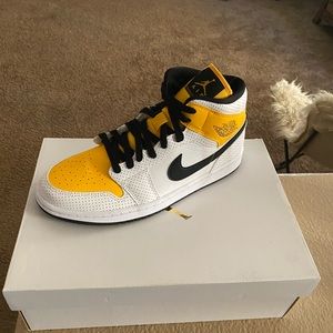 Jordan 1 mid wmns size 11 mens 9.5
